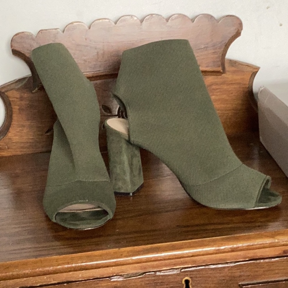 Slip on elastic heels